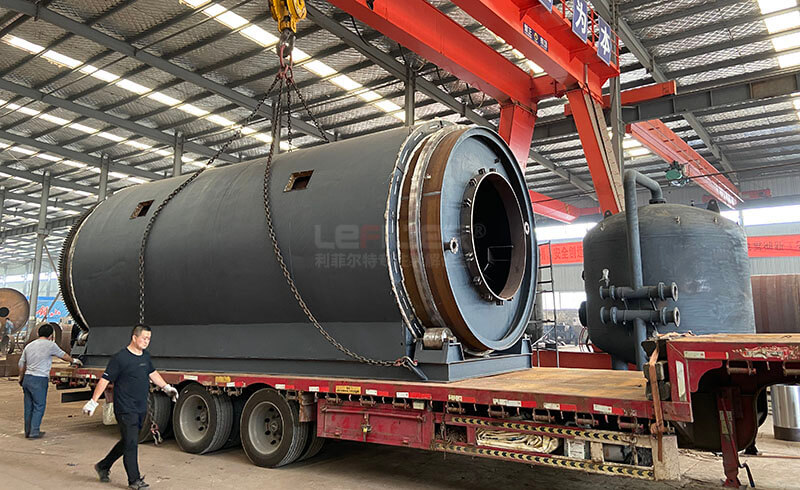 湖南邵陽曾總訂購的多臺LES-2866輪胎煉油設(shè)備裝車發(fā)出02