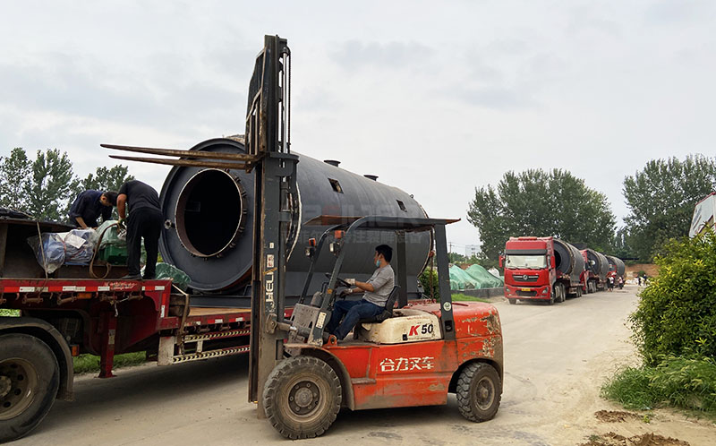 多套廢輪胎煉油設(shè)備裝車發(fā)貨