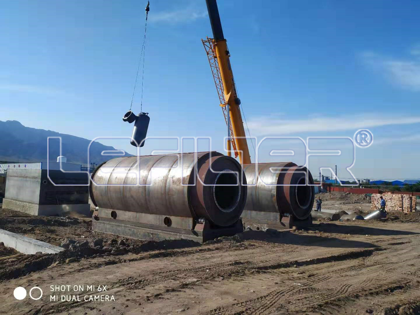 寧夏地區(qū)順利發(fā)貨4臺10噸廢輪胎煉油設(shè)備